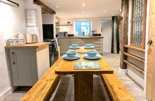 Chipping Norton Cottage | Family/pet friendly stone cottage, own parking & EV charger -Buttercup