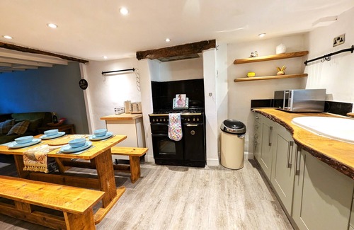 Chipping Norton Cottage | Family/pet friendly stone cottage, own parking & EV charger -Buttercup