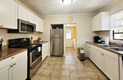 Holly Hill House | Family-Pet-Friendly, Everything You Love Is Conveniently Nearby-Privacy Fenced Backyard-Secure WiFi!