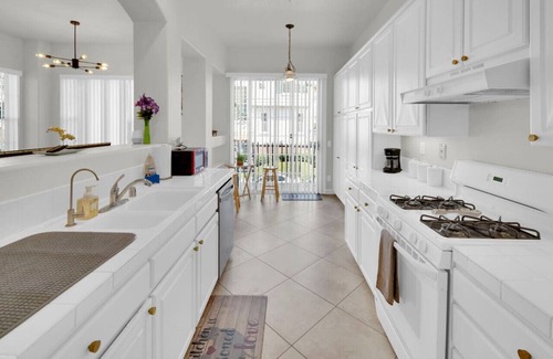 Tustin Condo | Family & Pet Friendly 2 Suites Pool Workspace Golf