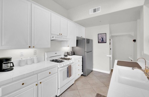 Tustin Condo | Family & Pet Friendly 2 Suites Pool Workspace Golf