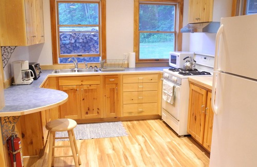 Bristol Apartment | Family/Pet Friendly Apartment, 5 minute walk to Muscongus Cove