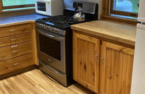 Bristol Apartment | Family/Pet Friendly Apartment, 5 minute walk to Muscongus Cove