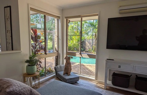 Helensvale House | Family Pet Friendly Theme Park Golf Course Pool