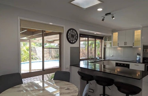 Helensvale House | Family Pet Friendly Theme Park Golf Course Pool