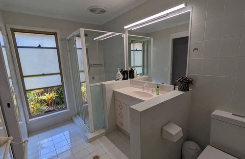 Helensvale House | Family Pet Friendly Theme Park Golf Course Pool