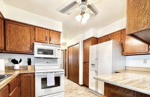 Krakow Cottage | Family/Pet Friendly Berry Lake Getaway in Gillett