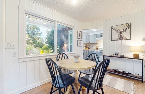 Freeland House | Family/Pet friendly escape with expansive lawn, near Robinson Beach