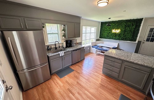 Savannah House | Family & Pet Friendly Home with Fenced Yard, between Downtown & Tybee!