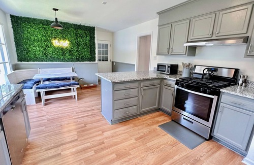 Savannah House | Family & Pet Friendly Home with Fenced Yard, between Downtown & Tybee!