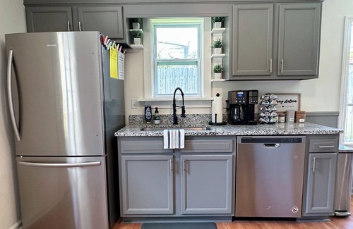 Savannah House | Family & Pet Friendly Home with Fenced Yard, between Downtown & Tybee!