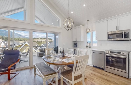 Central Okanagan Cottage | 😎FAMILY, PET FRIENDLY-SEPTEMBER DATES AVAILABLE! CLOSE TO MAIN AMENITIES!😎
