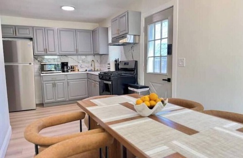 Amityville Apartment | Family-Pet friendly/WI-FI/Free Parking/king bed