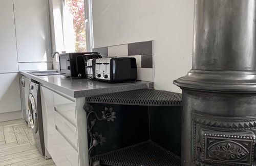 Willenhall House | Family-Ready 6BR House Near City and Stadiums