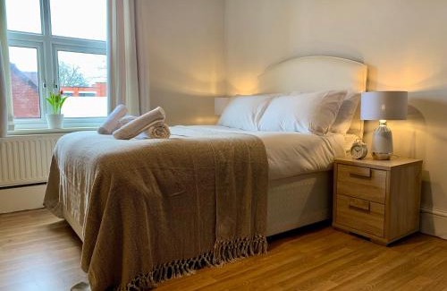 Willenhall House | Family-Ready 6BR House Near City and Stadiums