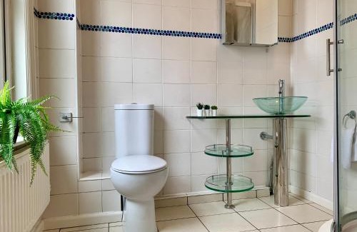 Willenhall House | Family-Ready 6BR House Near City and Stadiums