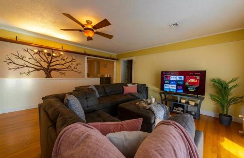 Fullerton House | Family-Ready Fullerton - 9 min to Disneyland