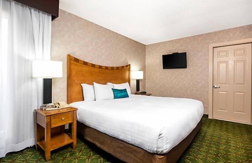 Osage Beach Hotel | Family Retreat! 2 Great Units, Pool, Free Parking, Near Lake of the Ozarks
