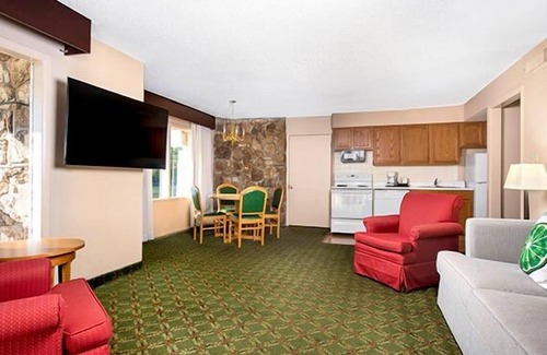 Osage Beach Hotel | Family Retreat! 2 Great Units, Pool, Free Parking, Near Lake of the Ozarks