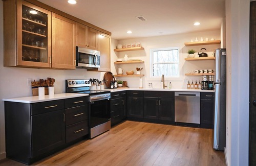 Jim Thorpe Ski Chalet | Family retreat: 5 bedroom modern chalet with Hot Tub, Bonfire, Mini Golf & More!