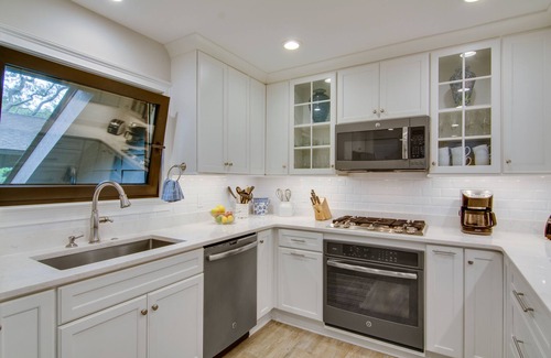 West Beach Cottage | Family Retreat-Closest Oceanwoods Rental to Beach, Screened Porch, WiFi