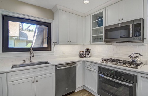 West Beach Cottage | Family Retreat-Closest Oceanwoods Rental to Beach, Screened Porch, WiFi