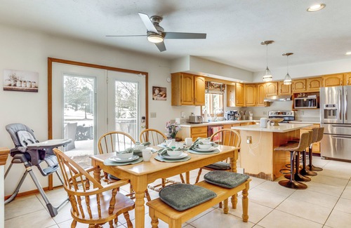 Beavercreek House | Family Retreat in Beavercreek Area w/Large Yard!