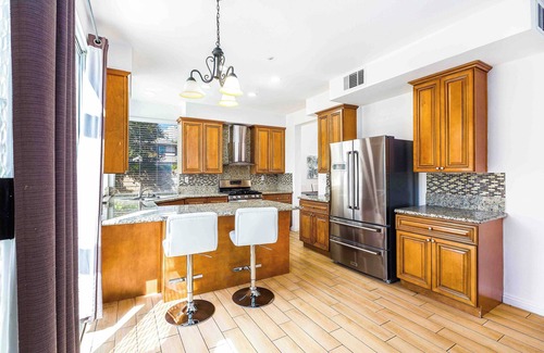 Fontana House | Family Retreat Near 15 Fwy｜Large Yard｜Pet-Friendly｜Flexible Stays Avail. #41402
