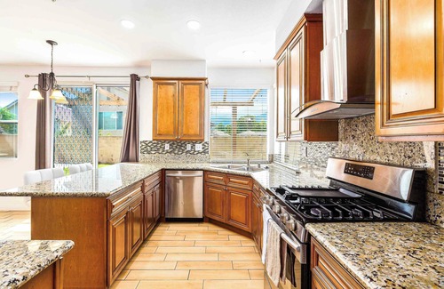 Fontana House | Family Retreat Near 15 Fwy｜Large Yard｜Pet-Friendly｜Flexible Stays Avail. #41402