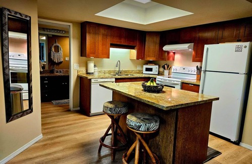 Kihei Condo | Family Retreat Resort Condo- Full Kitchen, AC, Laundry- Walk to Beach and Shops