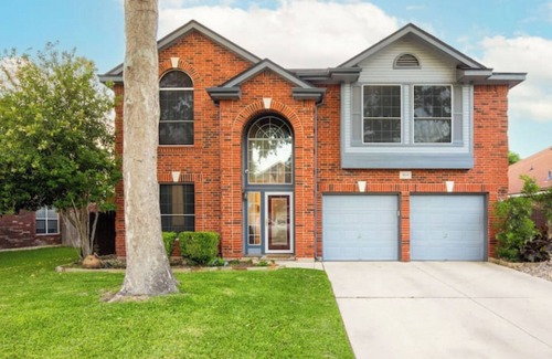 North San Antonio - SAT House | Family Retreat w/Heated Pool + Slide + Hot Tub!
