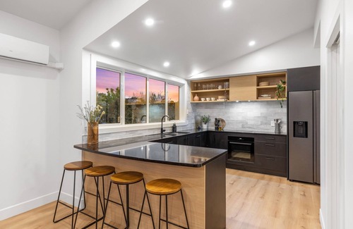 Bethlehem House | Family Retreat with pool, spa, pool table, pizza oven and fire!