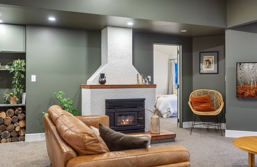 Bethlehem House | Family Retreat with pool, spa, pool table, pizza oven and fire!