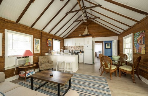 White St. Gallery House | Family Reunion Compound - Great for Groups! Large pool.