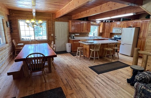 Ashton Cabin | Family Reunion! Fire pit, picnic tables, Hiking, 1 hr to Yellowstone! EV Charger
