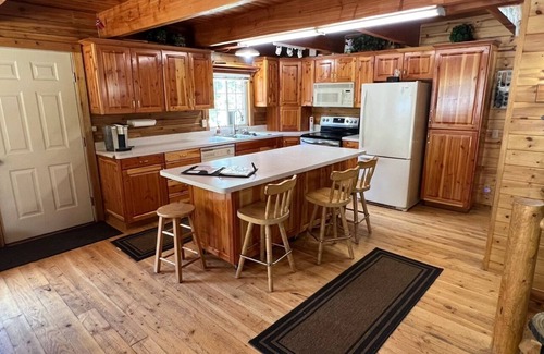 Ashton Cabin | Family Reunion! Fire pit, picnic tables, Hiking, 1 hr to Yellowstone! EV Charger