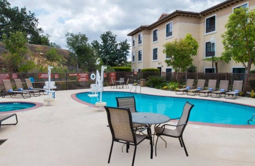 Thousand Oaks House | Family Reunion Lodging! 4 Units w/Full Kitchens, Banquet Hall, Pool