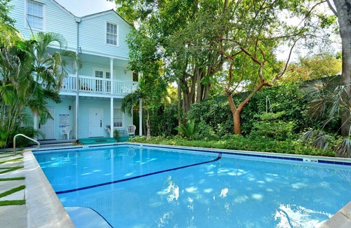 White Street Gallery District House | Family Reunion - Pool Garden Compound