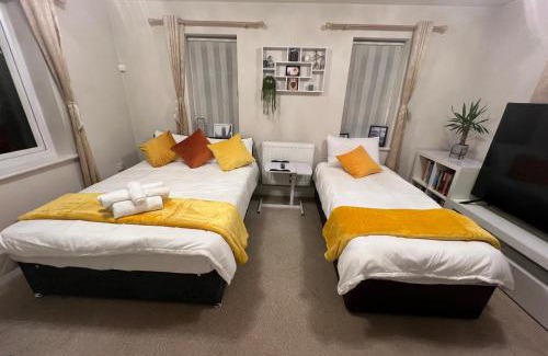 Sheffield House | Family Room 2 beds Free WiFi Free Parking
