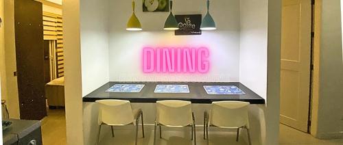 Ermita Night District Apartment | Family Room Affordable, Cheapest Deluxe Double Unit in Manila with 2 Balconies & 2 Bathrooms 25 Percent Discount, Free Sauna & Pool Access Near Manila Bay, Robinsons Place Ermita, Pgh, Bellagio, UP, Pedrogil, US Embassy, NAIA Airport Updated 2024