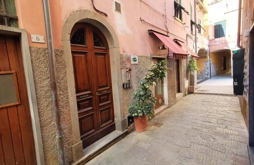 Cinque Terre House | Family Room inside the Guesthouse on the Arch