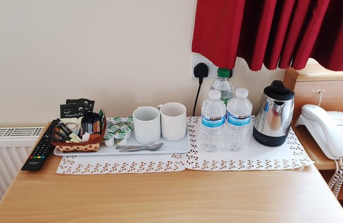 Marston Green Apartment | Family Room - Royal Square Hotel Birmingham Airport and NEC