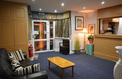 Marston Green Apartment | Family Room - Royal Square Hotel Birmingham Airport and NEC
