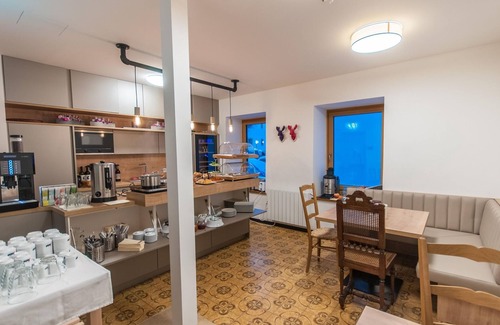 Zell am See Cottage | Family room, shower, WC, non-smoking - Pension Max