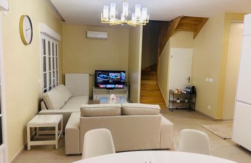 Serris House | Family's house - Villa proche de la vallée village et Disneyland paris ,2 parkings, air condition
