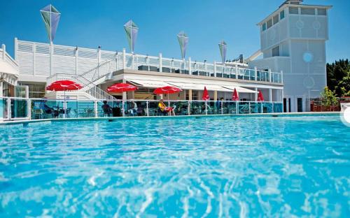 Hamworthy House | Family Seaside Retreat Private Stay at 5-Star Rockley Holiday Park Poole