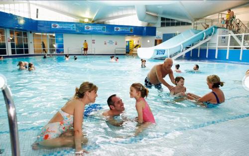 Hamworthy House | Family Seaside Retreat Private Stay at 5-Star Rockley Holiday Park Poole