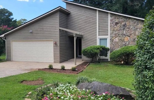 Gwinnett County House | Family size Home, just outside Atl, Close to Lake Lanier, Stone Mnt, and I-85.