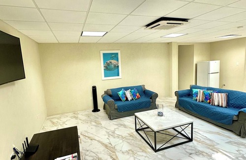 Providence House | Family size Modern House with Pool 5 mins drive from Miami Beach, Nr nightlife