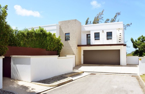 Providence House | Family size Modern House with Pool 5 mins drive from Miami Beach, Nr nightlife